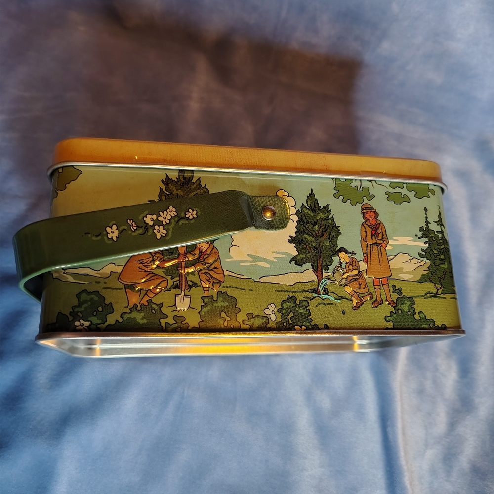 Nostalgic Remake 1920s Girl Scout Tin by Ashdon Farms & 1913 Full Color Handbook - Picture 3 of 12